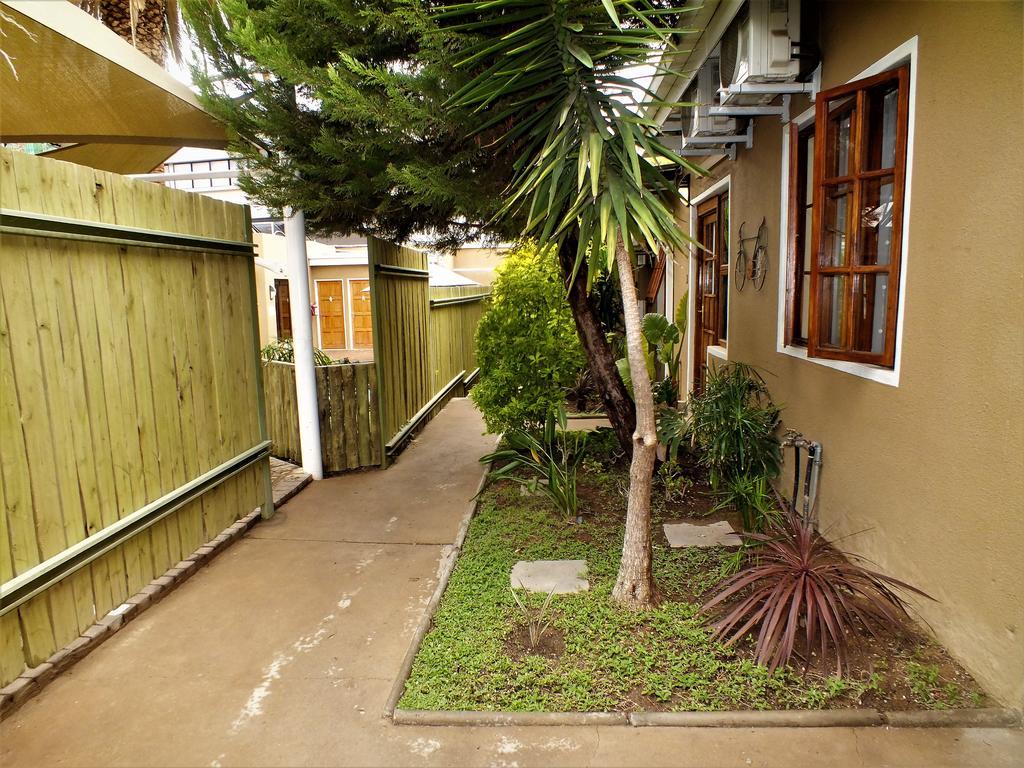 Uzuri Guesthouse Cc Windhoek Ngoại thất bức ảnh